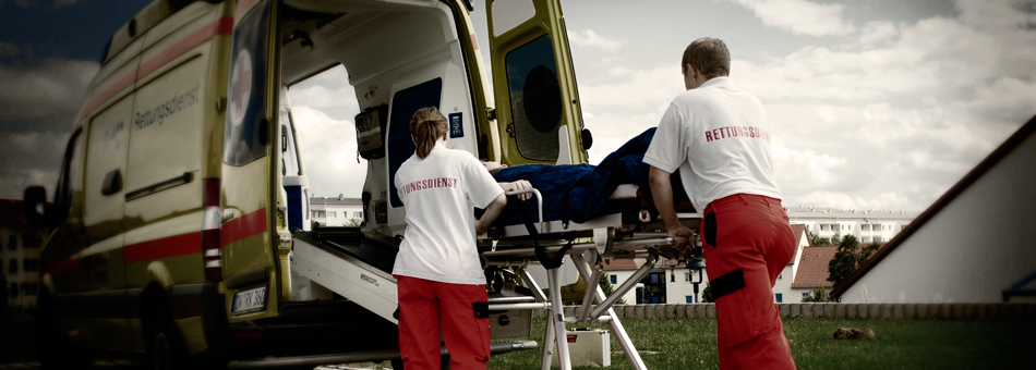 zwei rettungsdienstler auf der arbeit